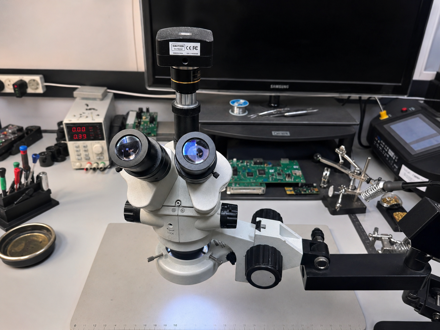 Moederbordreparatie onder de microscoop
